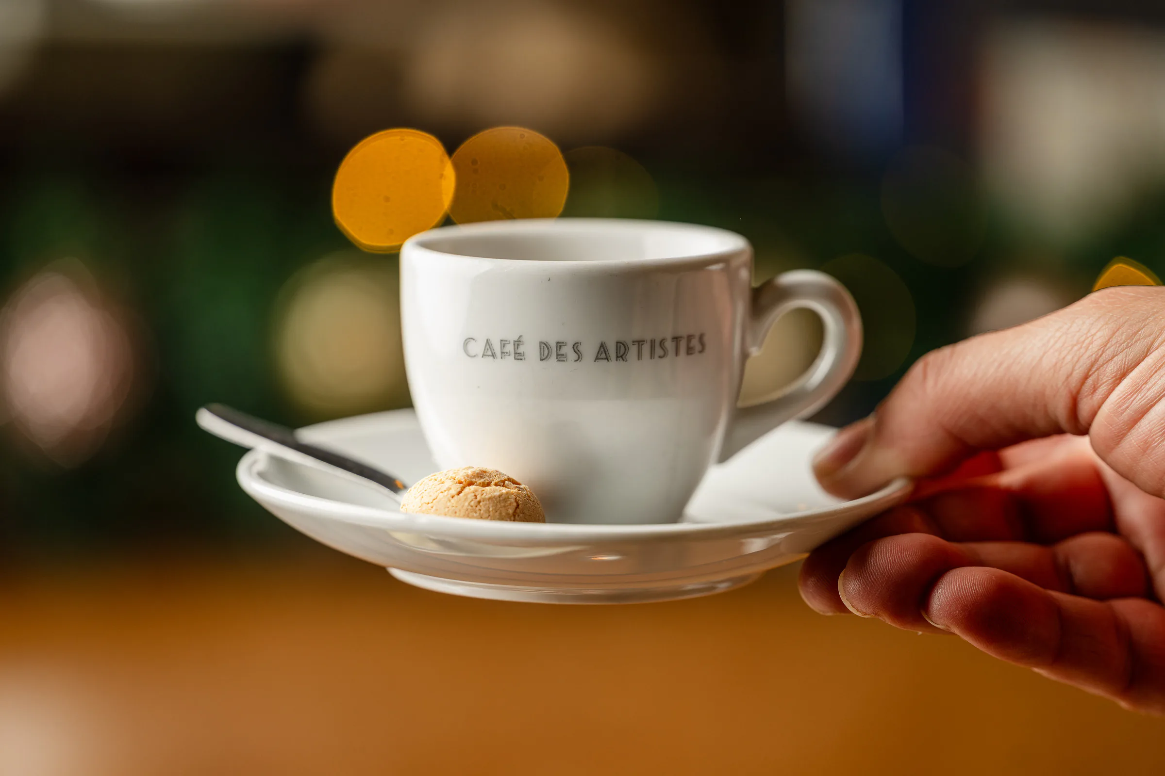 Ein Espresso in der Tasse des Hauses wird serviert