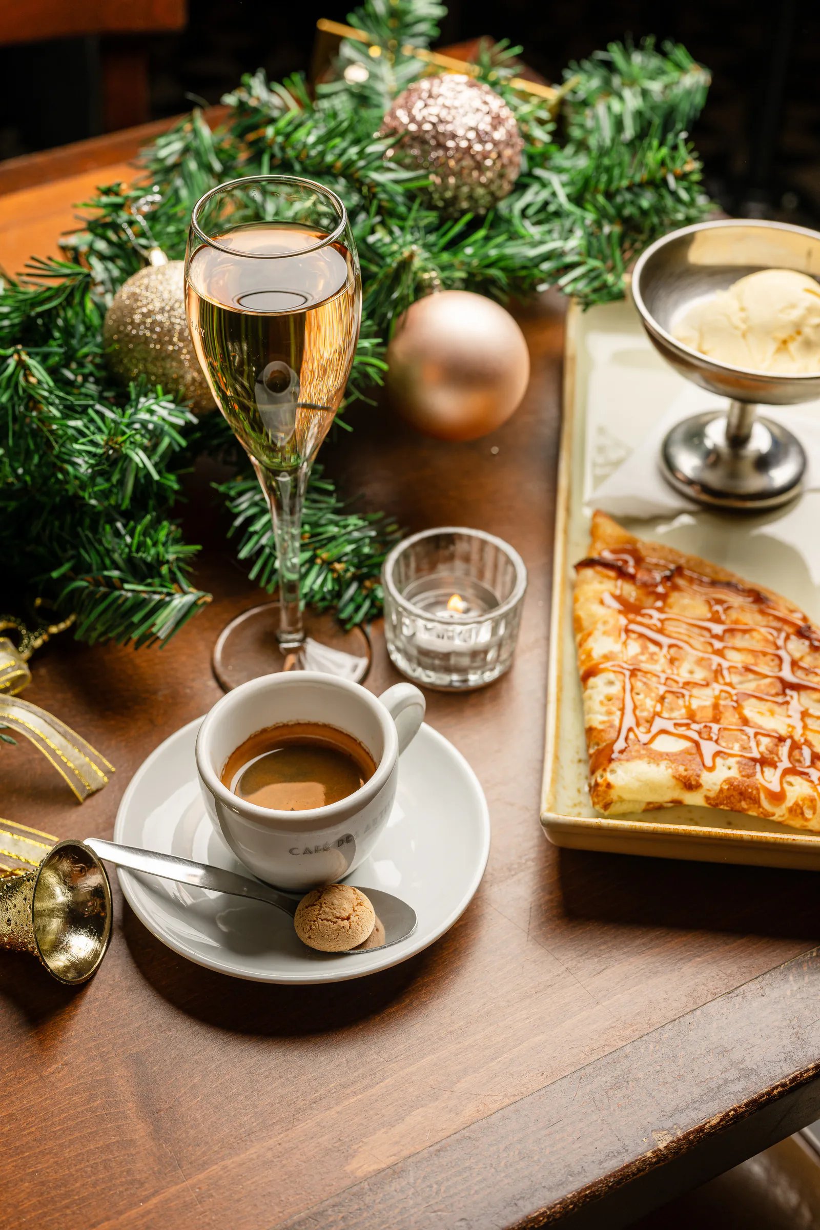 Espresso, Crêpe und Champagner auf festlich gedecktem Tisch