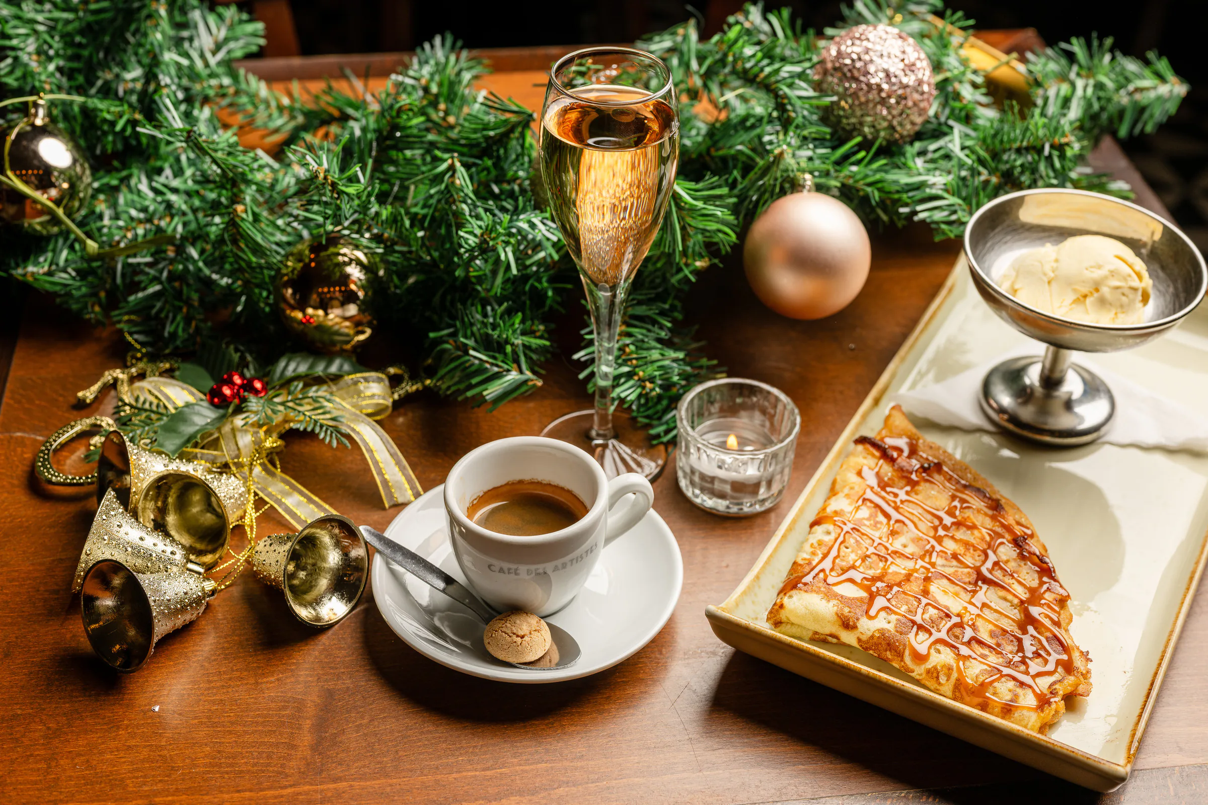 Festlich gedeckter Tisch mit Espresso, Crêpe und Champagner