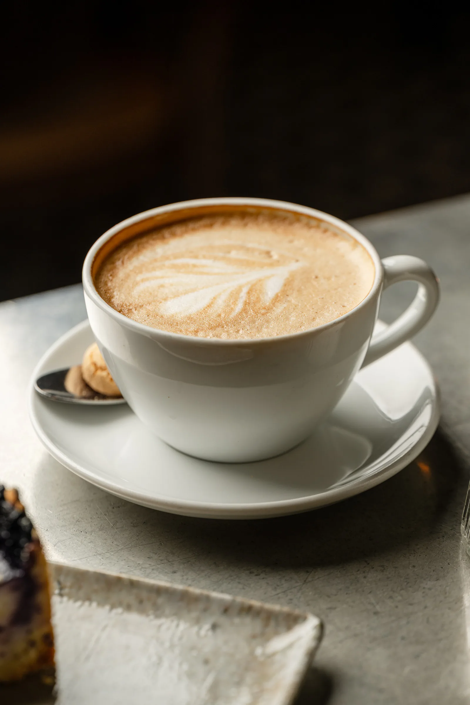 Cappuccino mit Latte Art auf dem Marmortresen