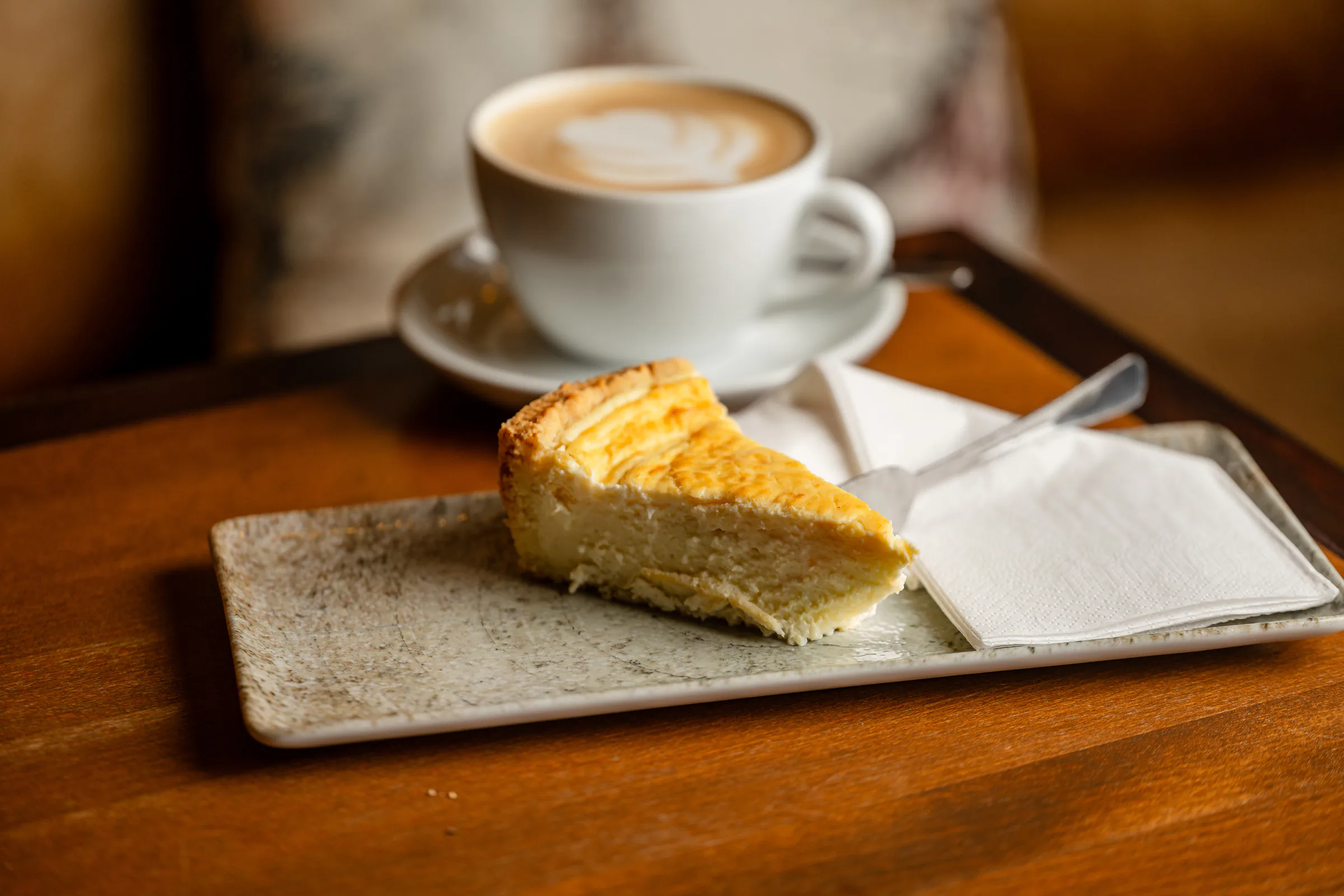 Hausgemachter Käsekuchen mit Cappuccino