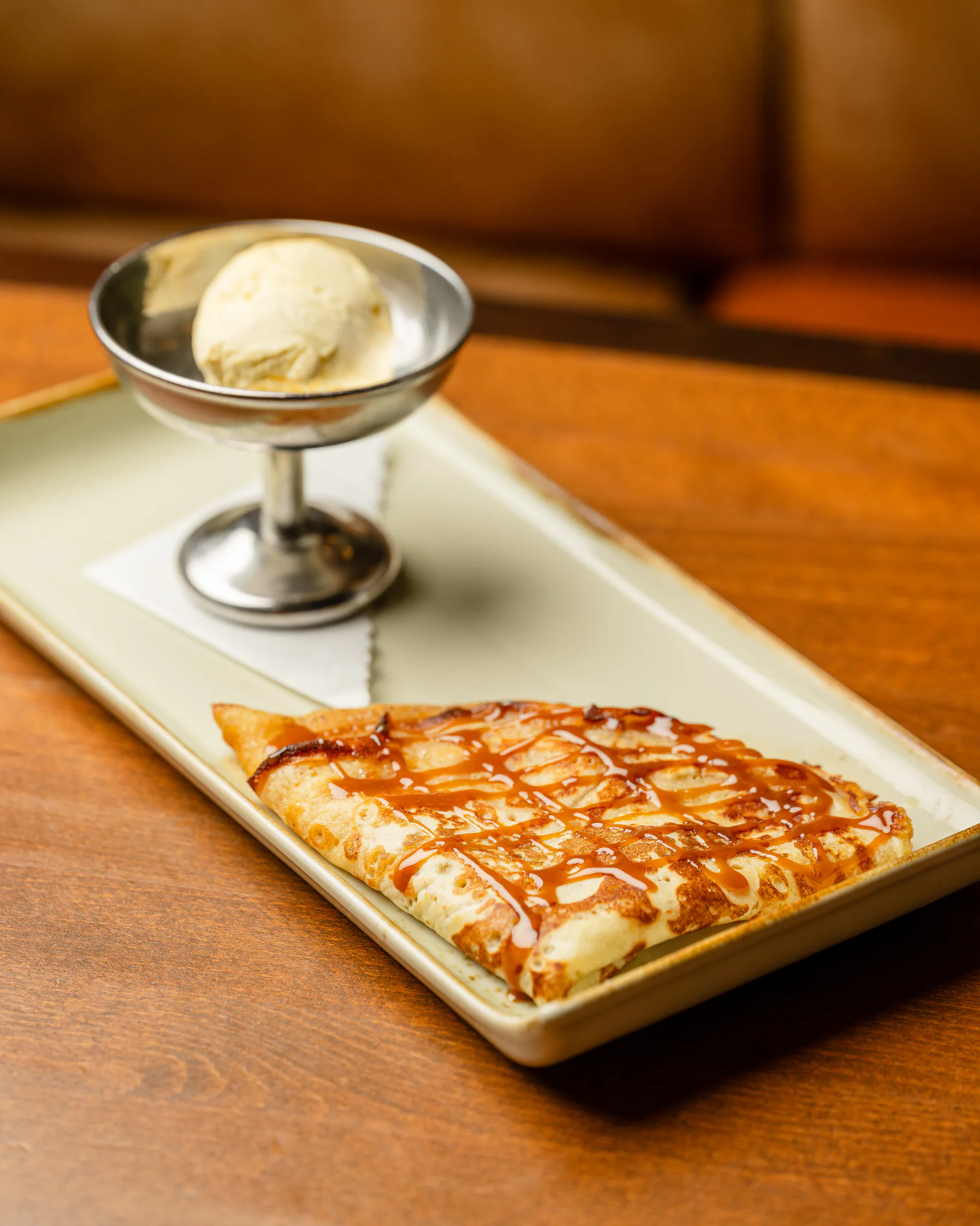 Crêpe mit Karamell und Vanilleeis