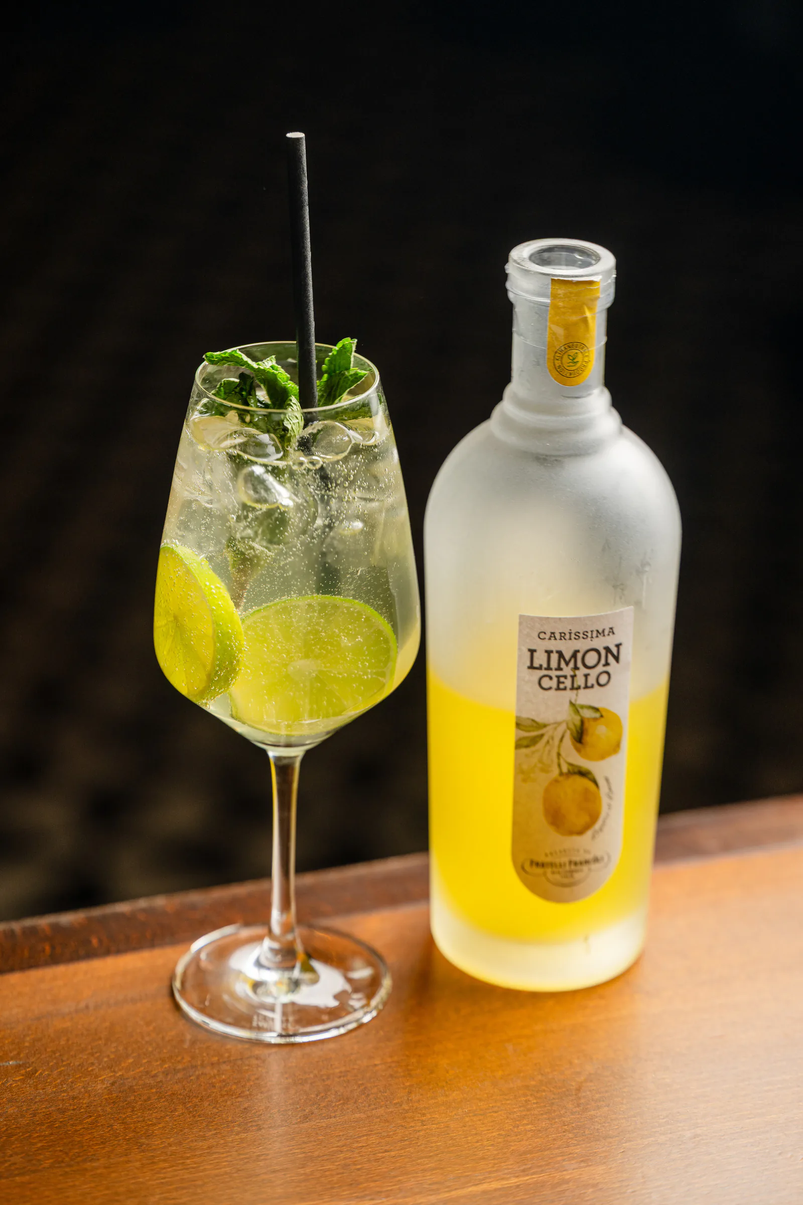 Limoncello Spritz mit Flasche auf dem Tresen