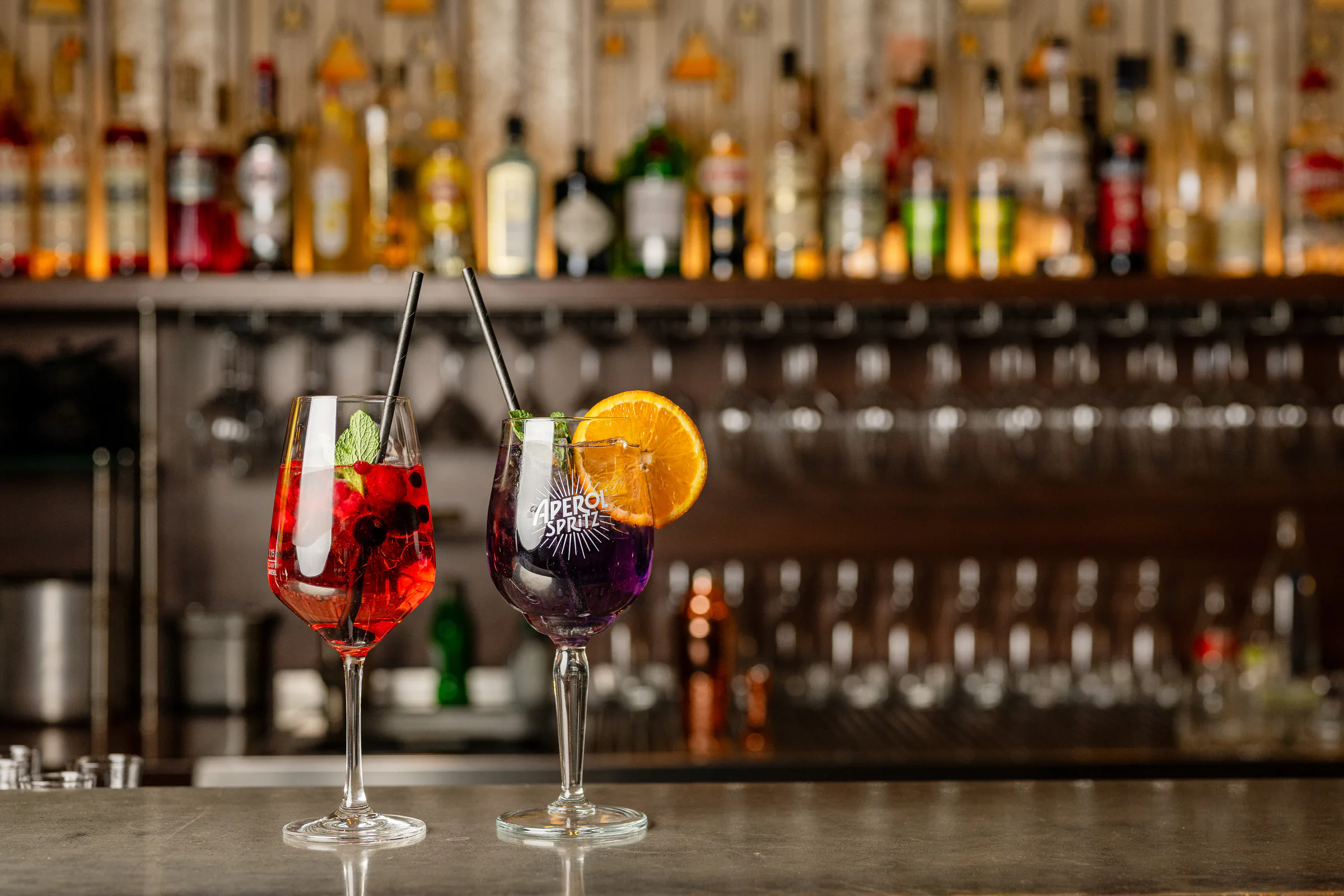 Zwei Spritz auf dem Tresen der Bar