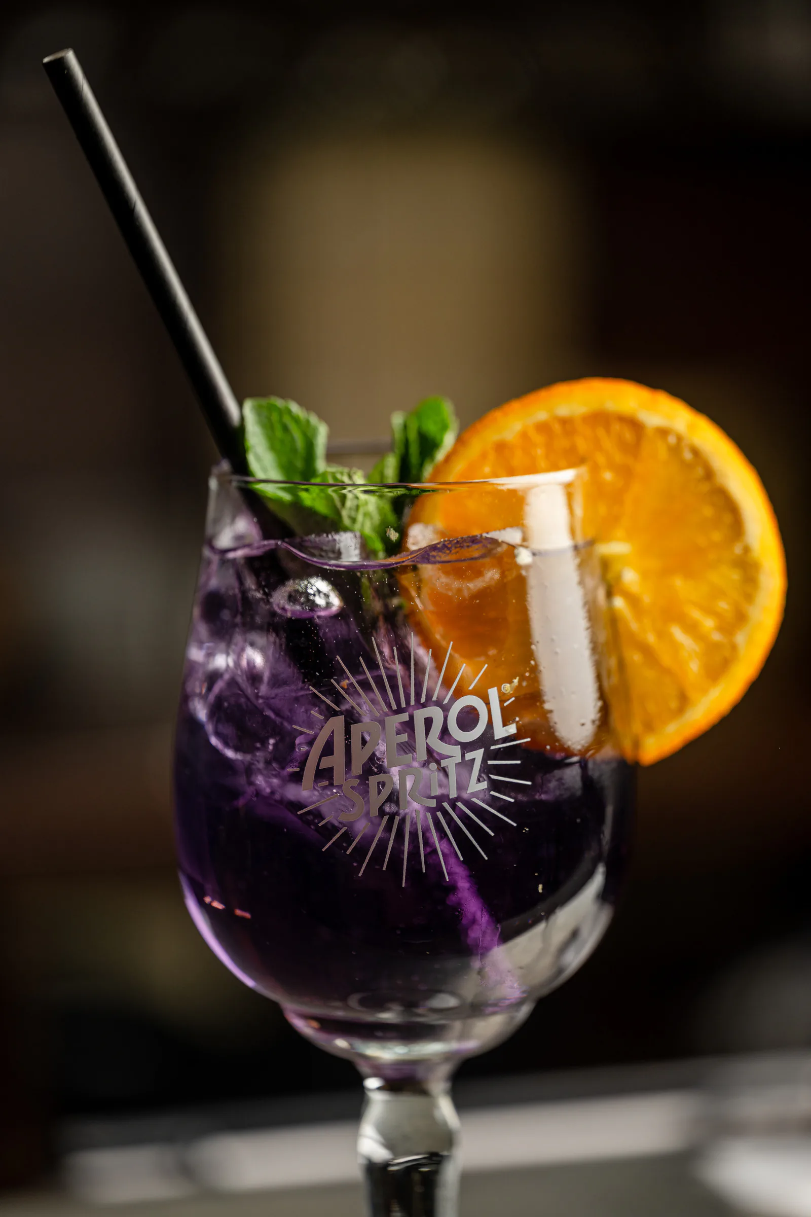 Violetter Spritz mit Orange und Minze