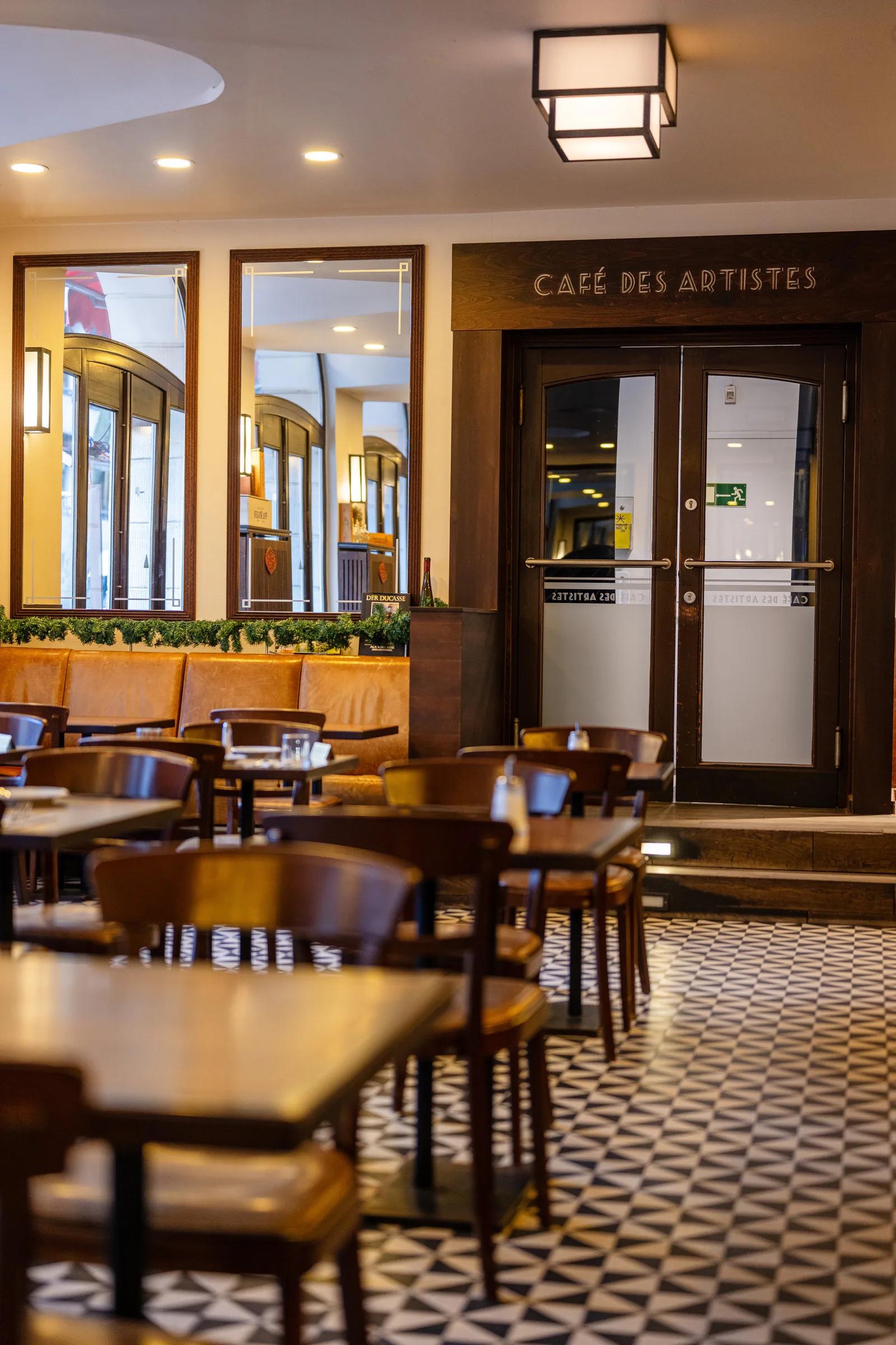 Der Gastraum mit dem Schriftzug Café des Artistes über dem Eingang