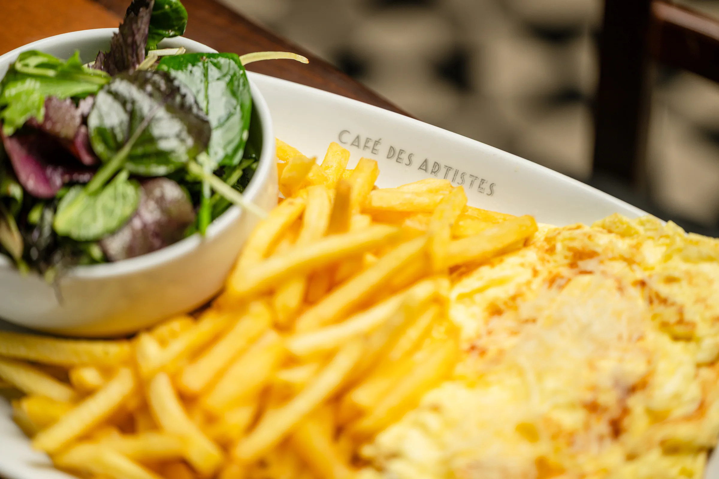 Omelette mit Pommes frites und Salat