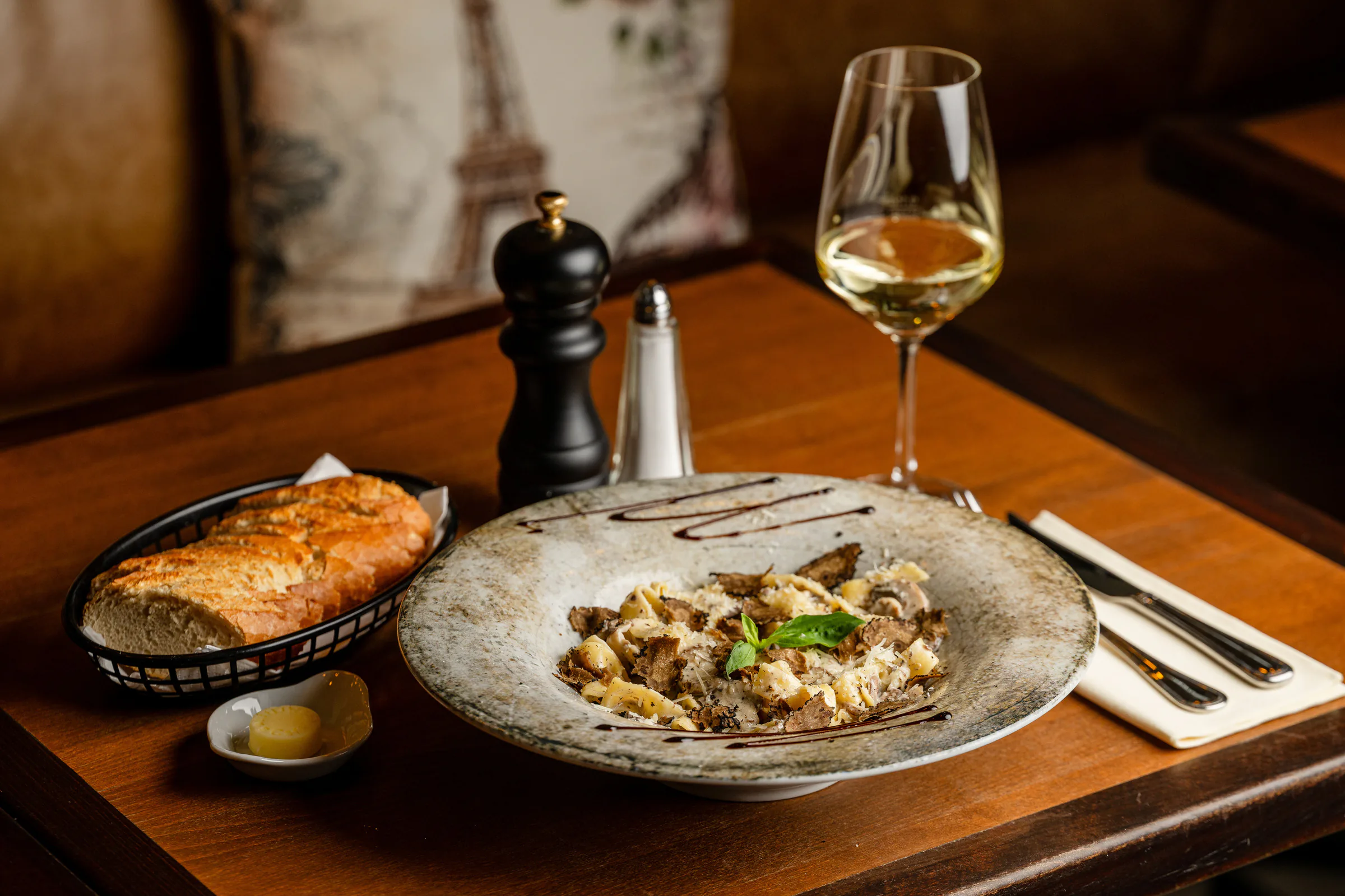 Gedeckter Tisch mit Pilzpasta, Brot und Weißwein