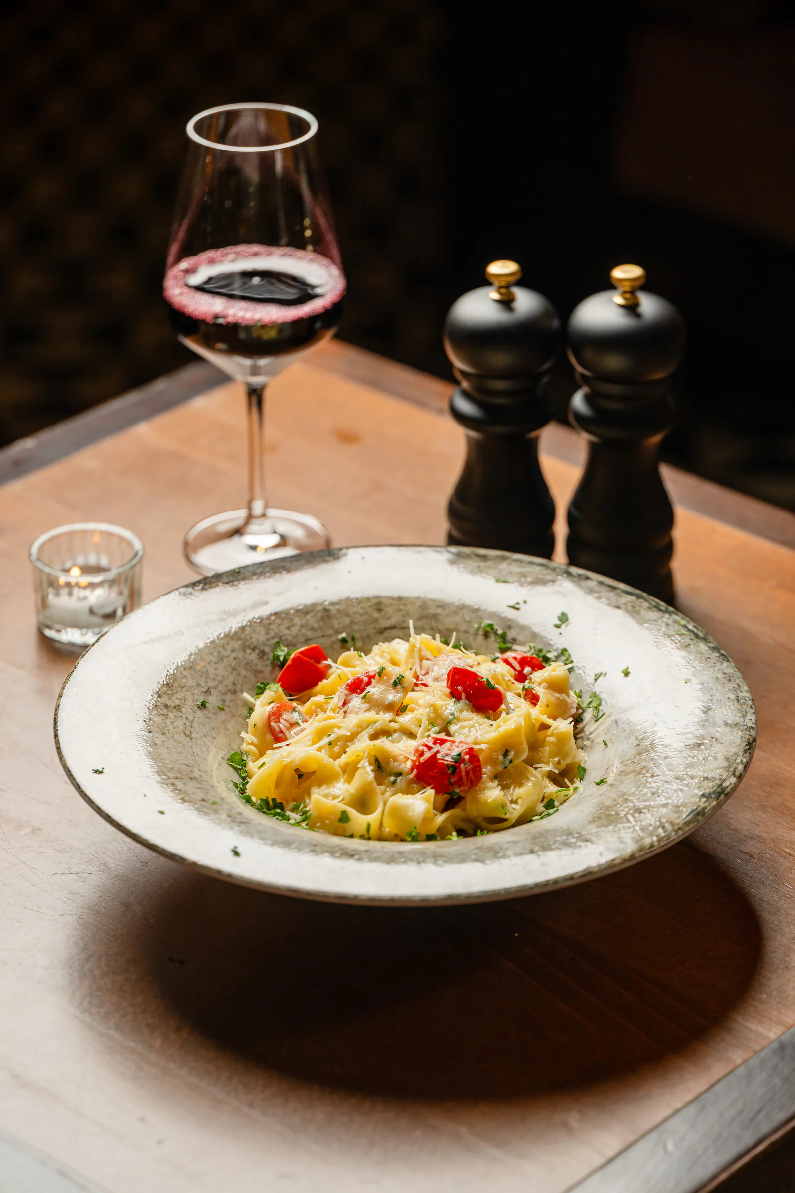 Tagliatelle mit Kirschtomaten und ein Glas Rotwein