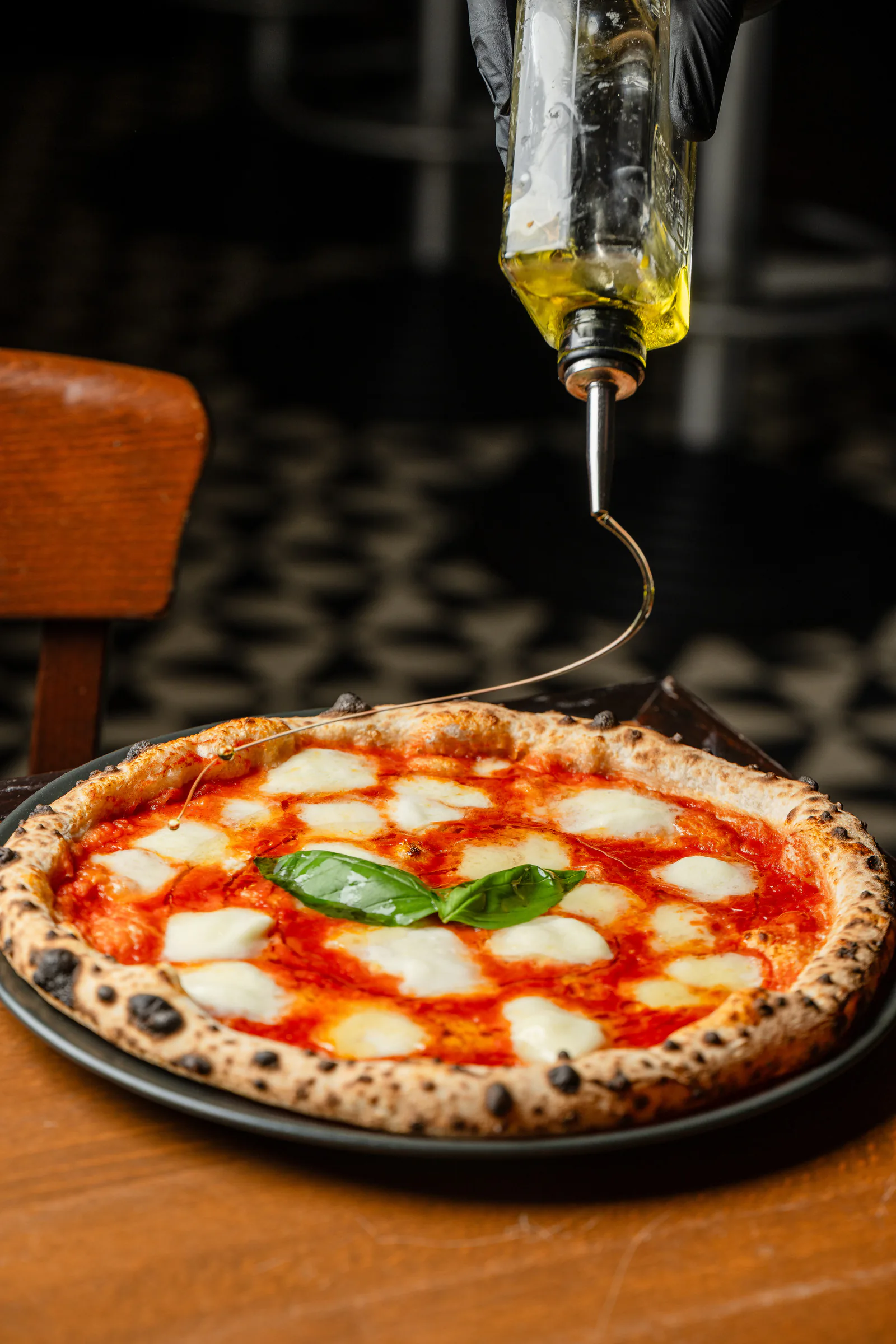 Olivenöl über einer Pizza Margherita