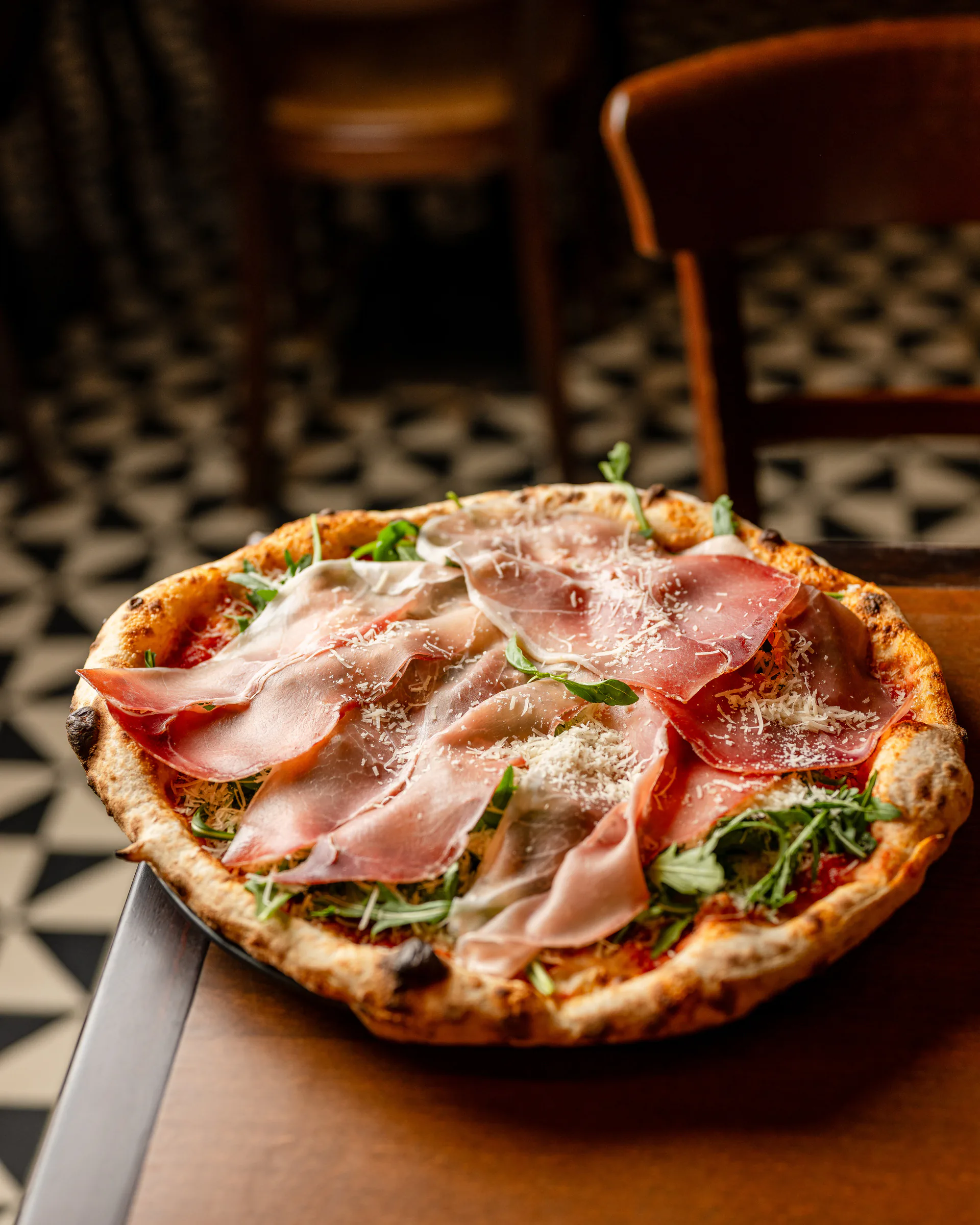 Pizza mit Prosciutto und Rucola