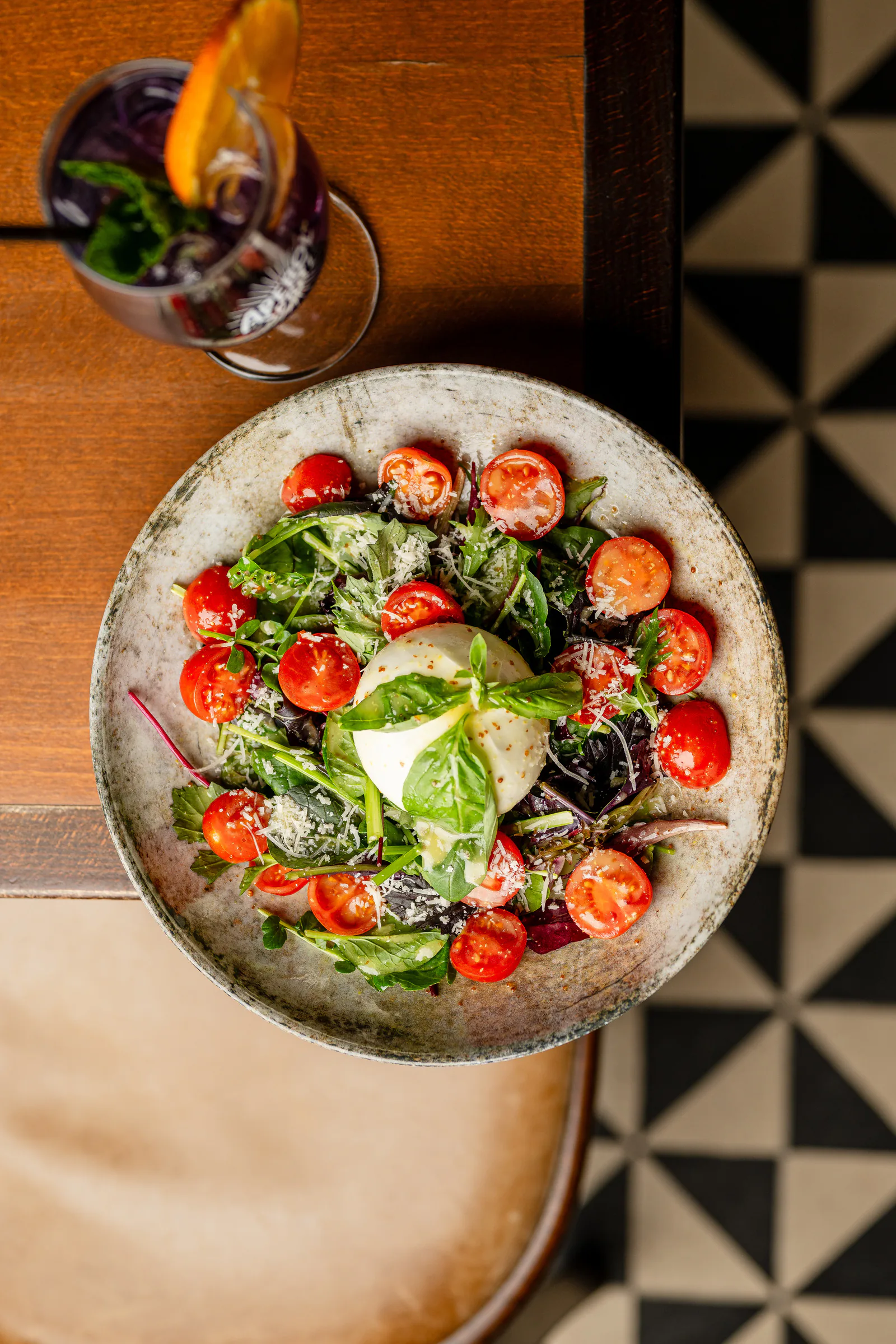 Burrata auf Tomatensalat von oben