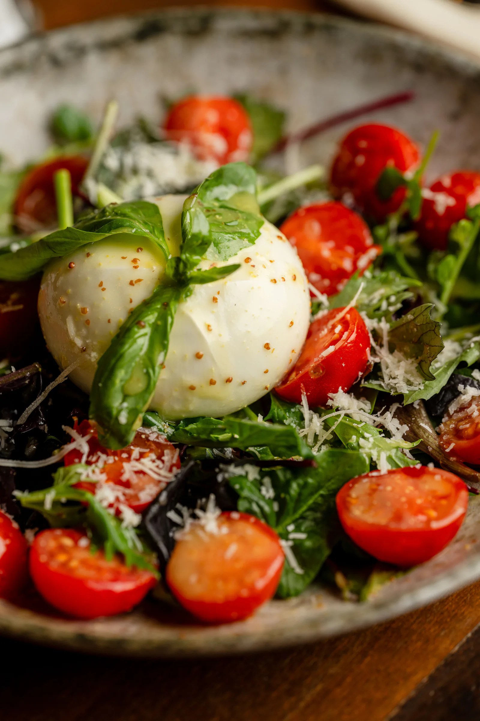 Burrata auf Tomatensalat mit Basilikum