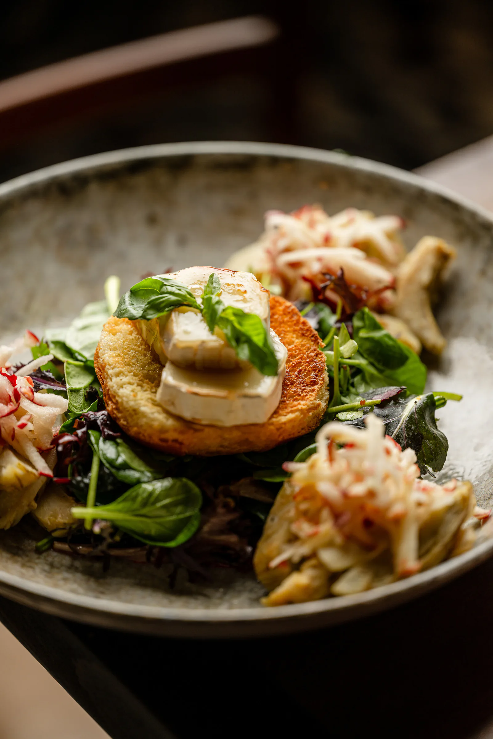 Salat mit gratiniertem Ziegenkäse