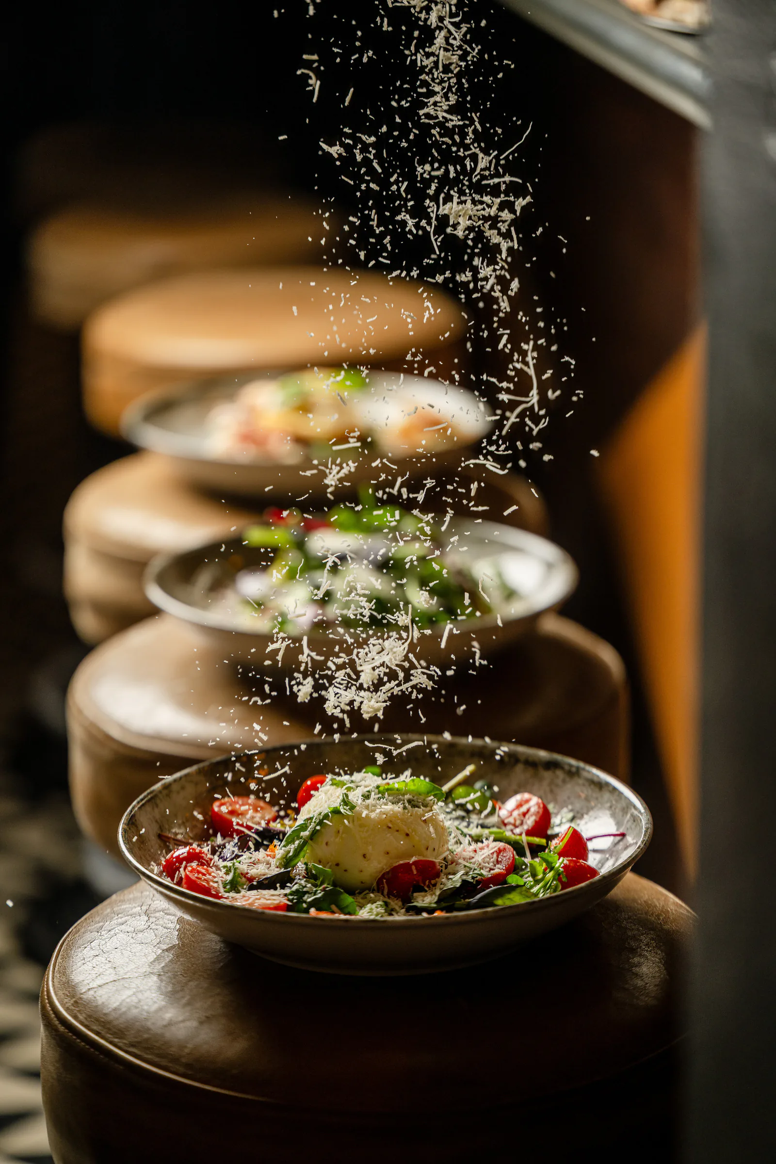 Teller am Pass, frisch mit Parmesan bestreut
